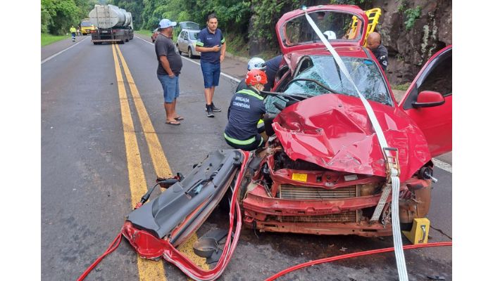 Guaraniaçu – Colisão entre veículo e carreta deixa quatro pessoas feridas